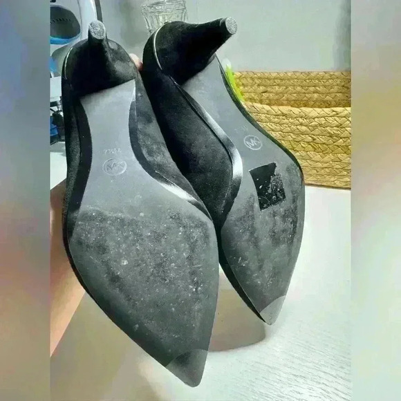 MICHAEL MICHAEL KORS
Lizzy Mid Pump, Black Suede - Picture 6 of 12